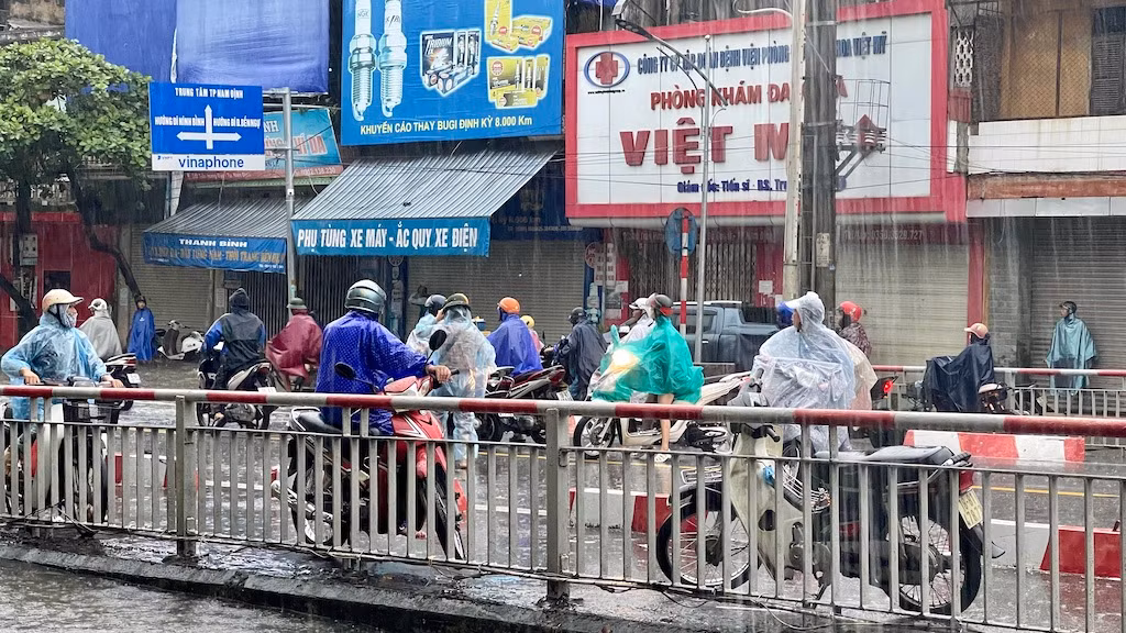 Nhiều người dừng lại trên cầu Đò Quan khi lo ngại không thể vượt qua các tuyến đường ngập sâu trong thành phố.