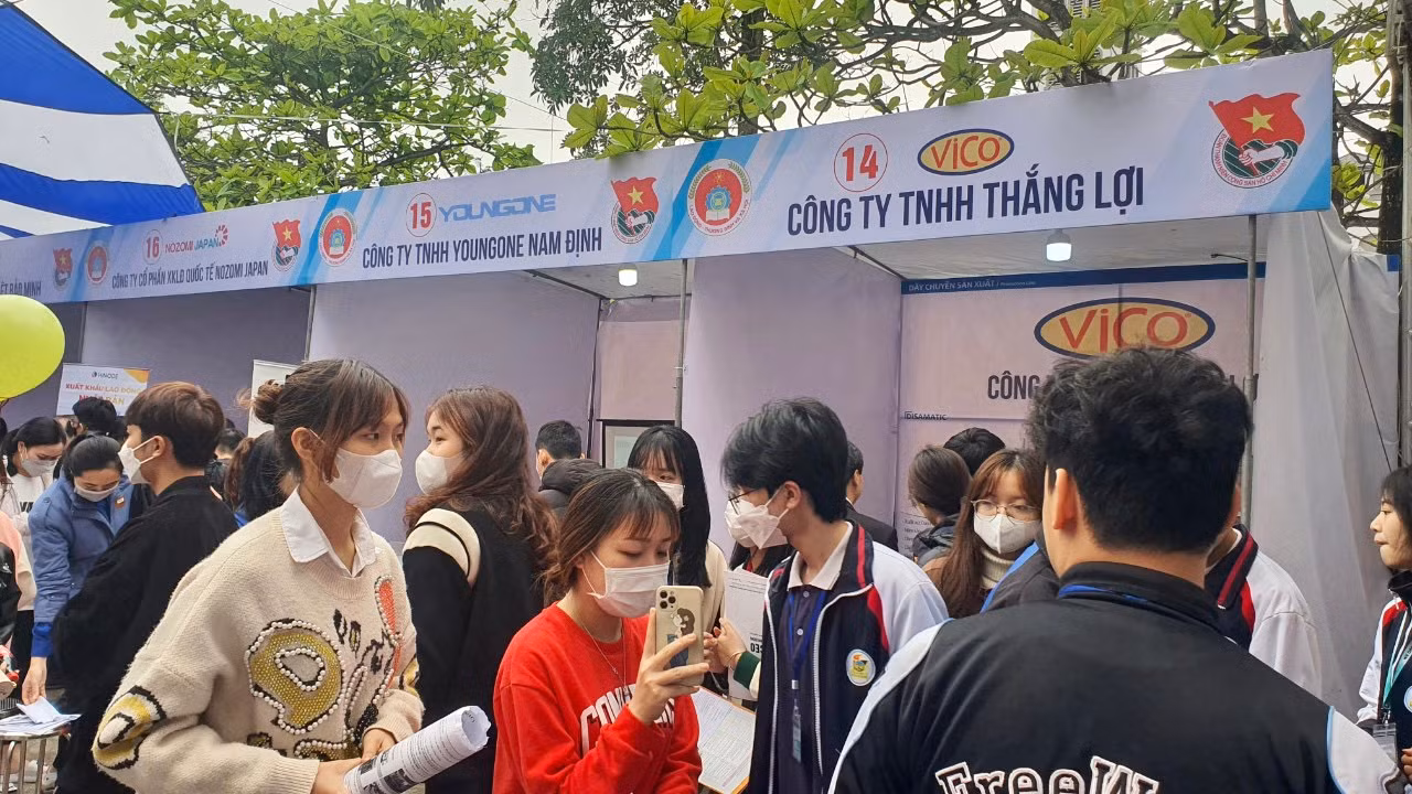 Ngày hội việc làm được tỉnh Nam Định tổ chức trong bối cảnh thời gian qua, có hàng nghìn lao động phải thôi việc, mất việc hoặc nghỉ giãn việc. Ngày hội việc làm được tỉnh Nam Định tổ chức trong bối cảnh thời gian qua, có hàng nghìn lao động phải thôi việc, mất việc hoặc nghỉ giãn việc.