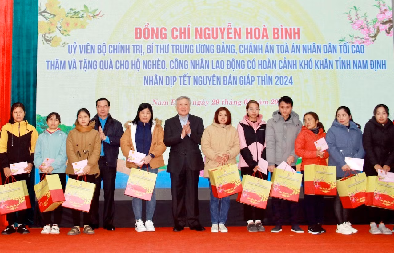 Đồng chí Nguyễn Hòa Bình và lãnh đạo Tổng Liên đoàn Lao động Việt Nam tặng quà Tết cho công nhân có hoàn cảnh khó khăn tại Khu công nghiệp Bảo Minh, huyện Vụ Bản (Nam Định).