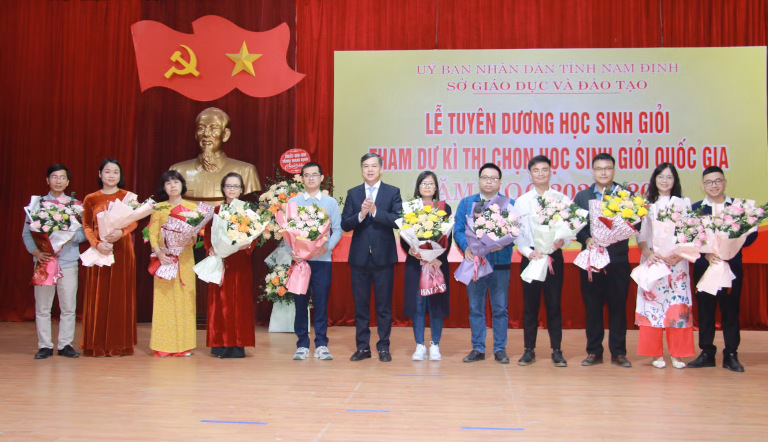 Đồng chí Trần Lê Đoài, Phó Chủ tịch Ủy ban nhân dân tỉnh Nam Định tặng hoa chúc mừng giáo viên phụ trách các đội tuyển. Đồng chí Trần Lê Đoài, Phó Chủ tịch Ủy ban nhân dân tỉnh Nam Định tặng hoa chúc mừng giáo viên phụ trách các đội tuyển.