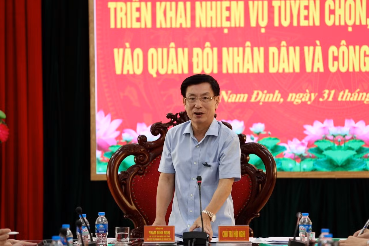 Đồng chí Phạm Đình Nghị, Chủ tịch Ủy ban nhân dân tỉnh, Chủ tịch Hội đồng Nghĩa vụ quân sự tỉnh Nam Định phát biểu ý kiến tại hội nghị.