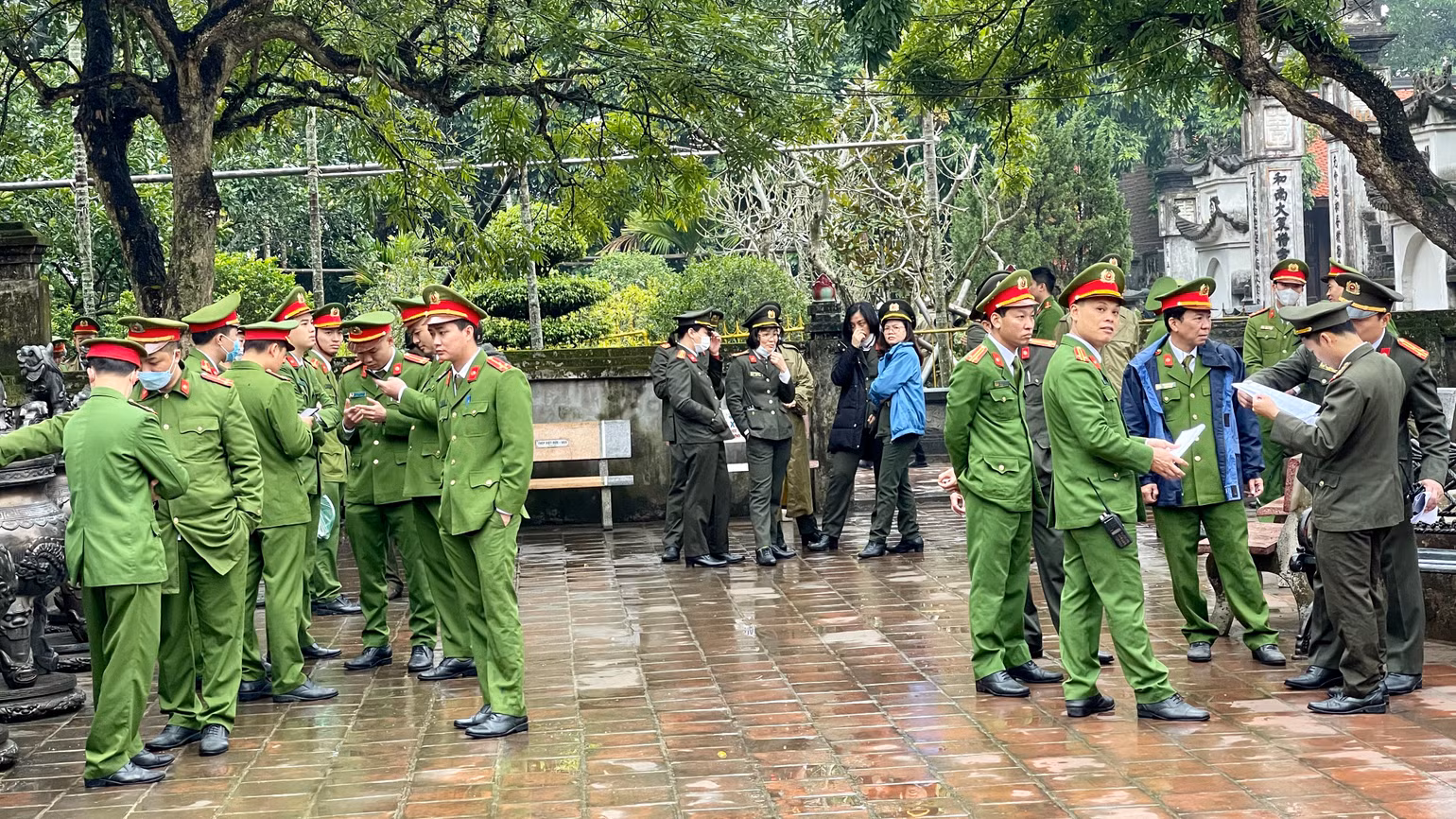 Các cán bộ, chiến sĩ chia nhiều tổ, chốt, thống nhất phương án làm nhiệm vụ trong đêm khai ấn Đền Trần vào đêm 14 tháng Giêng. Các cán bộ, chiến sĩ chia nhiều tổ, chốt, thống nhất phương án làm nhiệm vụ trong đêm khai ấn Đền Trần vào đêm 14 tháng Giêng.