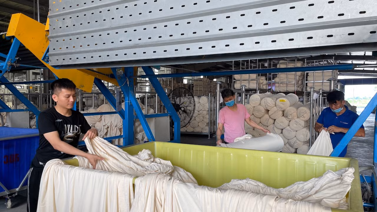 Sản xuất tại Công ty TNHH Công nghiệp Ramatex trong Khu công nghiệp Bảo Minh, huyện Vụ Bản (Nam Định).