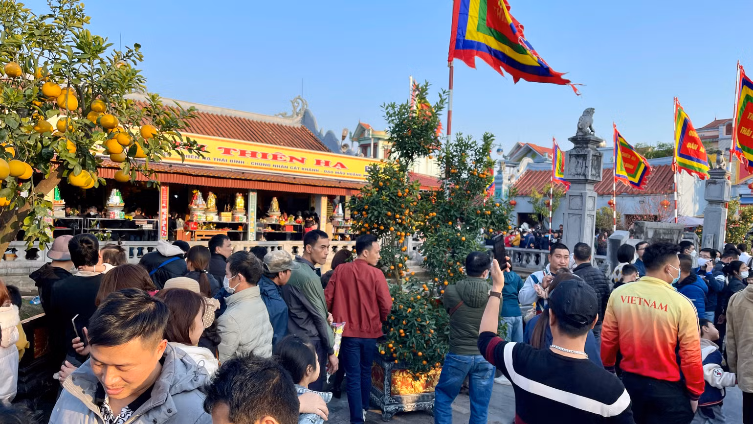 Du khách đứng chật kín sân phủ Tiên Hương, thuộc quần thể di tích Phủ Dầy, nơi thờ Thánh Mẫu Liễu Hạnh. Du khách đứng chật kín sân phủ Tiên Hương, thuộc quần thể di tích Phủ Dầy, nơi thờ Thánh Mẫu Liễu Hạnh.