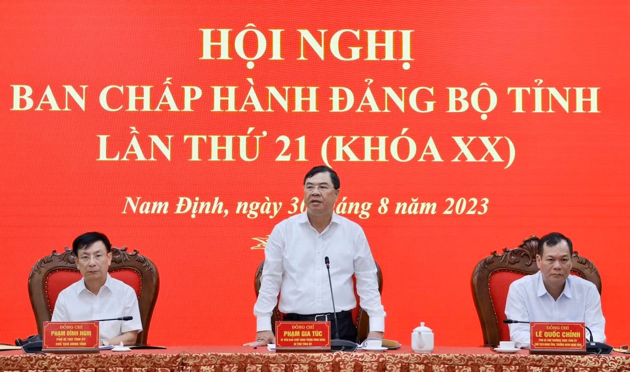 Đồng chí Phạm Gia Túc, Bí thư Tỉnh ủy Nam Định phát biểu ý kiến tại hội nghị. Đồng chí Phạm Gia Túc, Bí thư Tỉnh ủy Nam Định phát biểu ý kiến tại hội nghị.