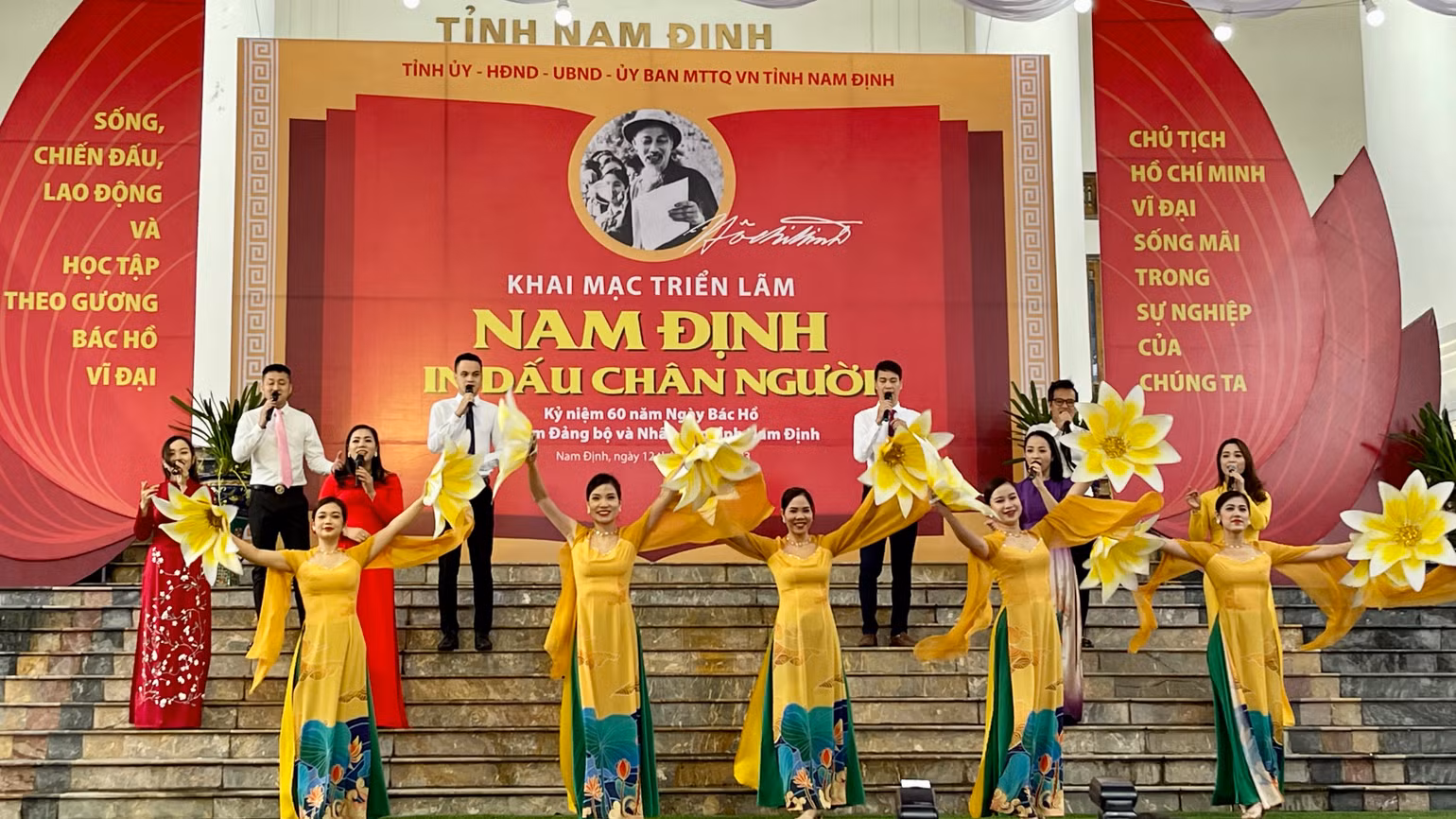 Một tiết mục văn nghệ chào mừng tại Lễ khai mạc Triển lãm "Nam Định in dấu chân Người".