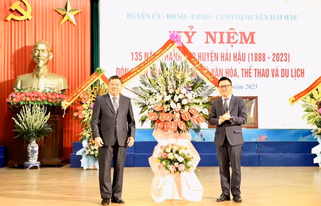 Đồng chí Lê Quốc Minh, Tổng Biên tập Báo Nhân Dân, tặng lẵng hoa tươi thắm chúc mừng huyện Hải Hậu. Đồng chí Lê Quốc Minh, Tổng Biên tập Báo Nhân Dân, tặng lẵng hoa tươi thắm chúc mừng huyện Hải Hậu.