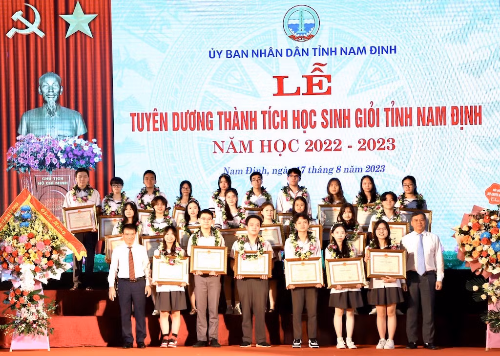 Lãnh đạo tỉnh Nam Định tặng Bằng khen cho các học sinh đạt giải Ba trong Kỳ thi chọn học sinh giỏi quốc gia Trung học phổ thông năm 2023. Lãnh đạo tỉnh Nam Định tặng Bằng khen cho các học sinh đạt giải Ba trong Kỳ thi chọn học sinh giỏi quốc gia Trung học phổ thông năm 2023.