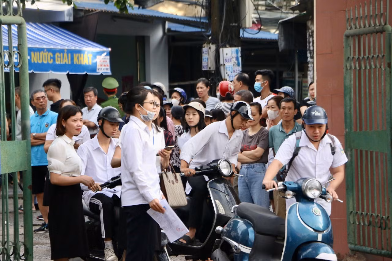 Sáng 28/6 tại Nam Định, trời có mưa rào nhưng tạnh sớm, nên không ảnh hưởng nhiều đến việc di chuyển đến điểm thi của các thí sinh. Sáng 28/6 tại Nam Định, trời có mưa rào nhưng tạnh sớm, nên không ảnh hưởng nhiều đến việc di chuyển đến điểm thi của các thí sinh.