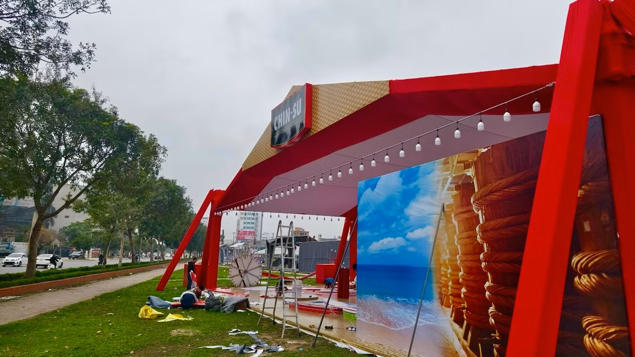 Khu vực tổ chức sự kiện tại quảng trường Khách sạn Nam Cường, thành phố Nam Định đang được gấp rút hoàn thiện. Khu vực tổ chức sự kiện tại quảng trường Khách sạn Nam Cường, thành phố Nam Định đang được gấp rút hoàn thiện.