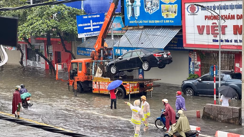 Từ 6 giờ sáng, hơn 40 cán bộ, chiến sĩ Đội Cảnh sát Giao thông-Trật tự Công an thành phố Nam Định đã được huy động làm nhiệm vụ tại các điểm ngập trên địa bàn. Từ 6 giờ sáng, hơn 40 cán bộ, chiến sĩ Đội Cảnh sát Giao thông-Trật tự Công an thành phố Nam Định đã được huy động làm nhiệm vụ tại các điểm ngập trên địa bàn.