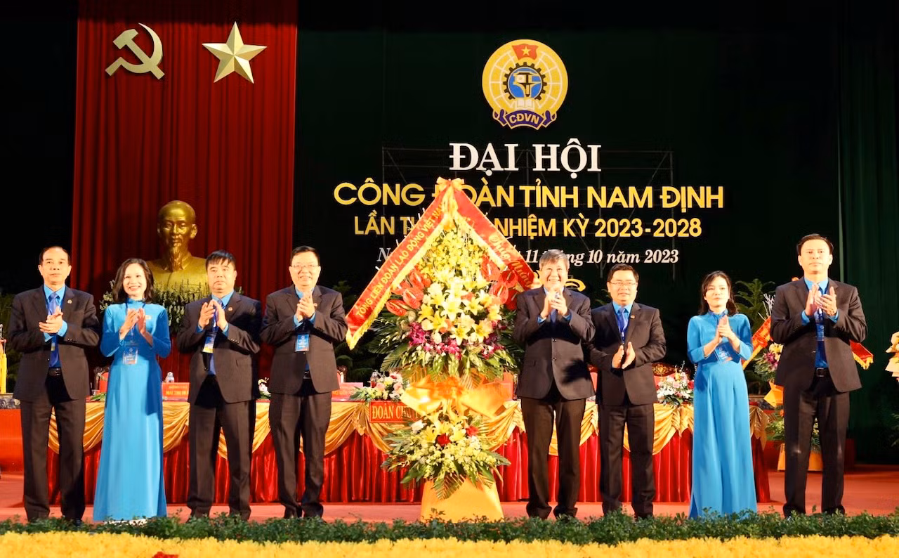 Đại diện Tổng Liên đoàn Lao động Việt Nam tặng lẵng hoa tươi thắm chúc mừng Đại hội.