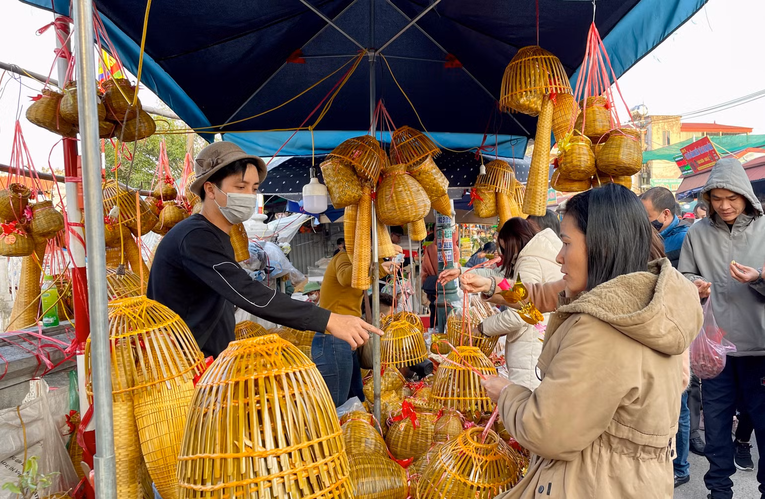 Vẫn giữ nét truyền thống, chợ Viềng chủ yếu bày bán cây, hoa, nông cụ theo ý nghĩa mang lại may mắn, thành công cho người mua. Vẫn giữ nét truyền thống, chợ Viềng chủ yếu bày bán cây, hoa, nông cụ theo ý nghĩa mang lại may mắn, thành công cho người mua.