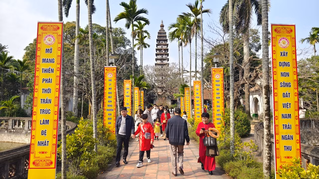 Chùa Phổ Minh, công trình thuộc Di tích quốc gia đặc biệt Đền Trần-Chùa Tháp đón rất đông người dân đến du xuân, cầu bình an. Chùa Phổ Minh, công trình thuộc Di tích quốc gia đặc biệt Đền Trần-Chùa Tháp đón rất đông người dân đến du xuân, cầu bình an.