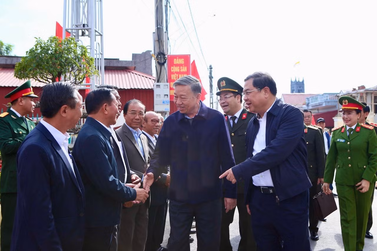 Đại tướng Tô Lâm chung vui với người dân trong Ngày hội Đại đoàn kết toàn dân tộc ở thôn Đông Dương, xã Xuân Hòa, huyện Xuân Trường (Nam Định).