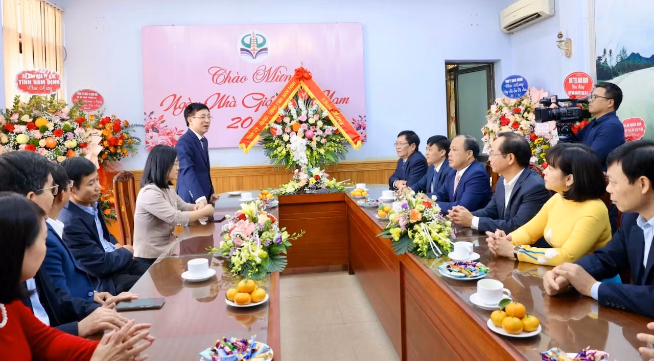 Đồng chí Phạm Đình Nghị khẳng định, tỉnh Nam Định sẽ luôn quan tâm, tạo mọi điều kiện tốt nhất cho ngành giáo dục và đào tạo. Đồng chí Phạm Đình Nghị khẳng định, tỉnh Nam Định sẽ luôn quan tâm, tạo mọi điều kiện tốt nhất cho ngành giáo dục và đào tạo.