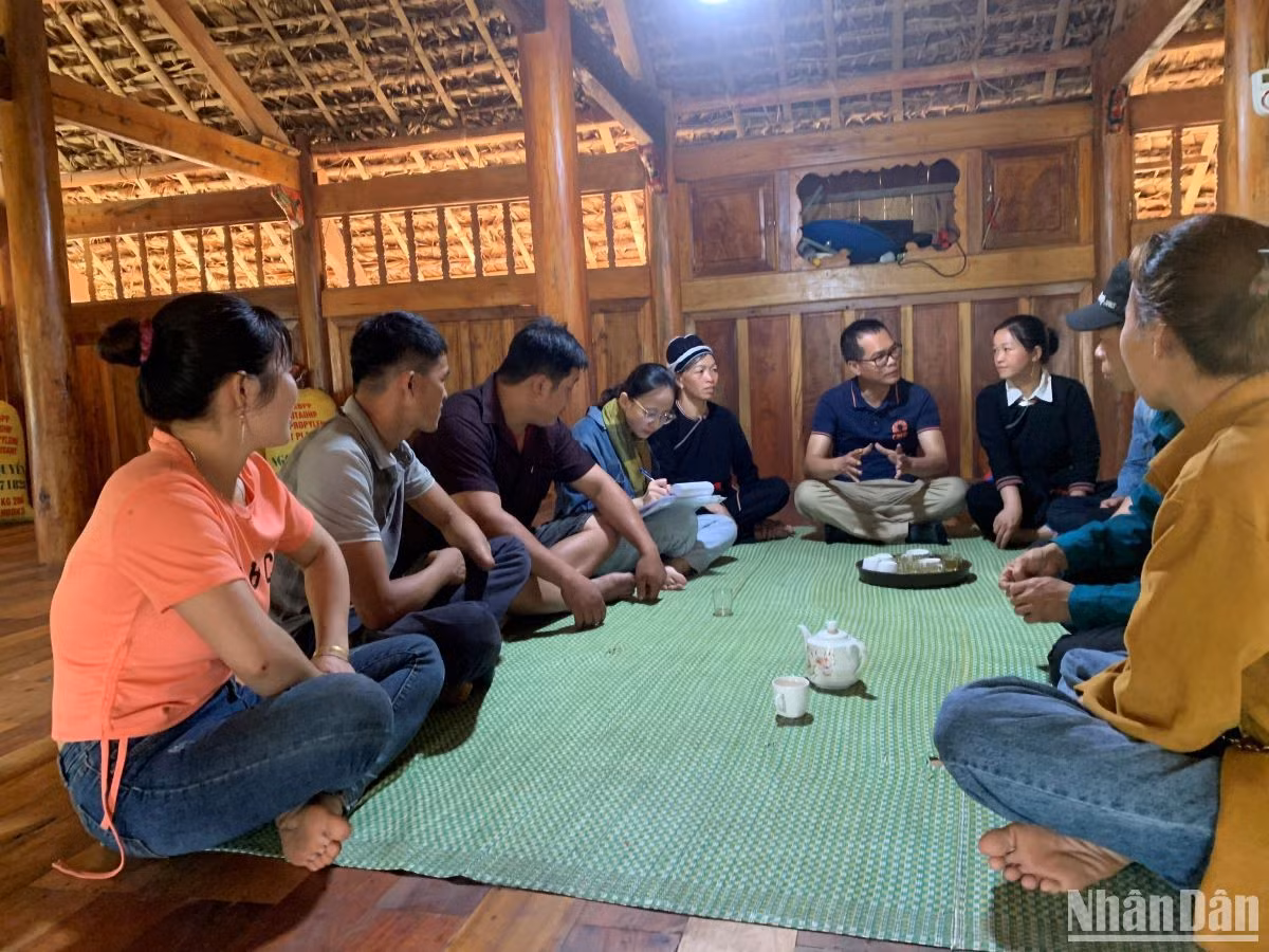 Đại diện Dự án phát triển tổ chức CARE quốc tế tại Việt Nam làm việc với nhóm sinh kế ở xã Tiên Yên, huyện Quang Bình, tỉnh Hà Giang. Đại diện Dự án phát triển tổ chức CARE quốc tế tại Việt Nam làm việc với nhóm sinh kế ở xã Tiên Yên, huyện Quang Bình, tỉnh Hà Giang.