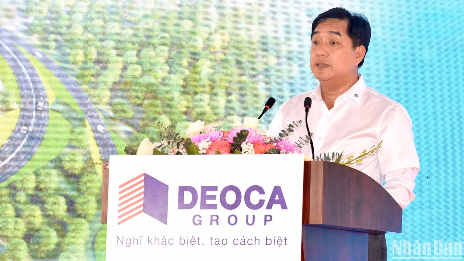 Chủ tịch Hội đồng quản trị Tập đoàn Đèo Cả Hồ Minh Hoàng phát biểu ý kiến tại lễ khởi công. Chủ tịch Hội đồng quản trị Tập đoàn Đèo Cả Hồ Minh Hoàng phát biểu ý kiến tại lễ khởi công.