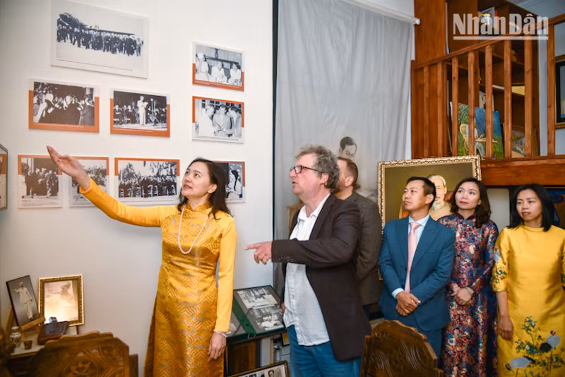 Ông Frédérick Genevée, Chủ tịch Hiệp hội vì Lịch sử Sống, dẫn đoàn đại biểu thăm Không gian Chủ tịch Hồ Chí Minh trong Bảo tàng Lịch sử Sống. (Ảnh: MINH DUY)