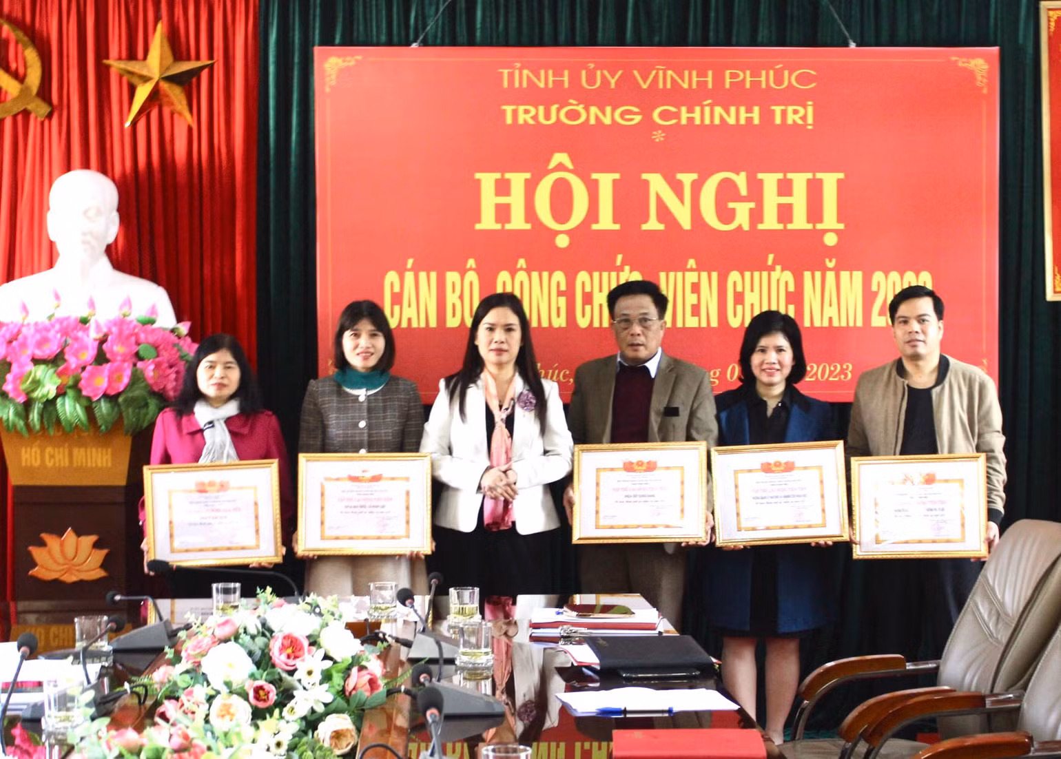 Hiệu trưởng Trường Chính trị tỉnh Vĩnh Phúc tặng bằng khen cho các tập thể xuất sắc năm 2022. Hiệu trưởng Trường Chính trị tỉnh Vĩnh Phúc tặng bằng khen cho các tập thể xuất sắc năm 2022.