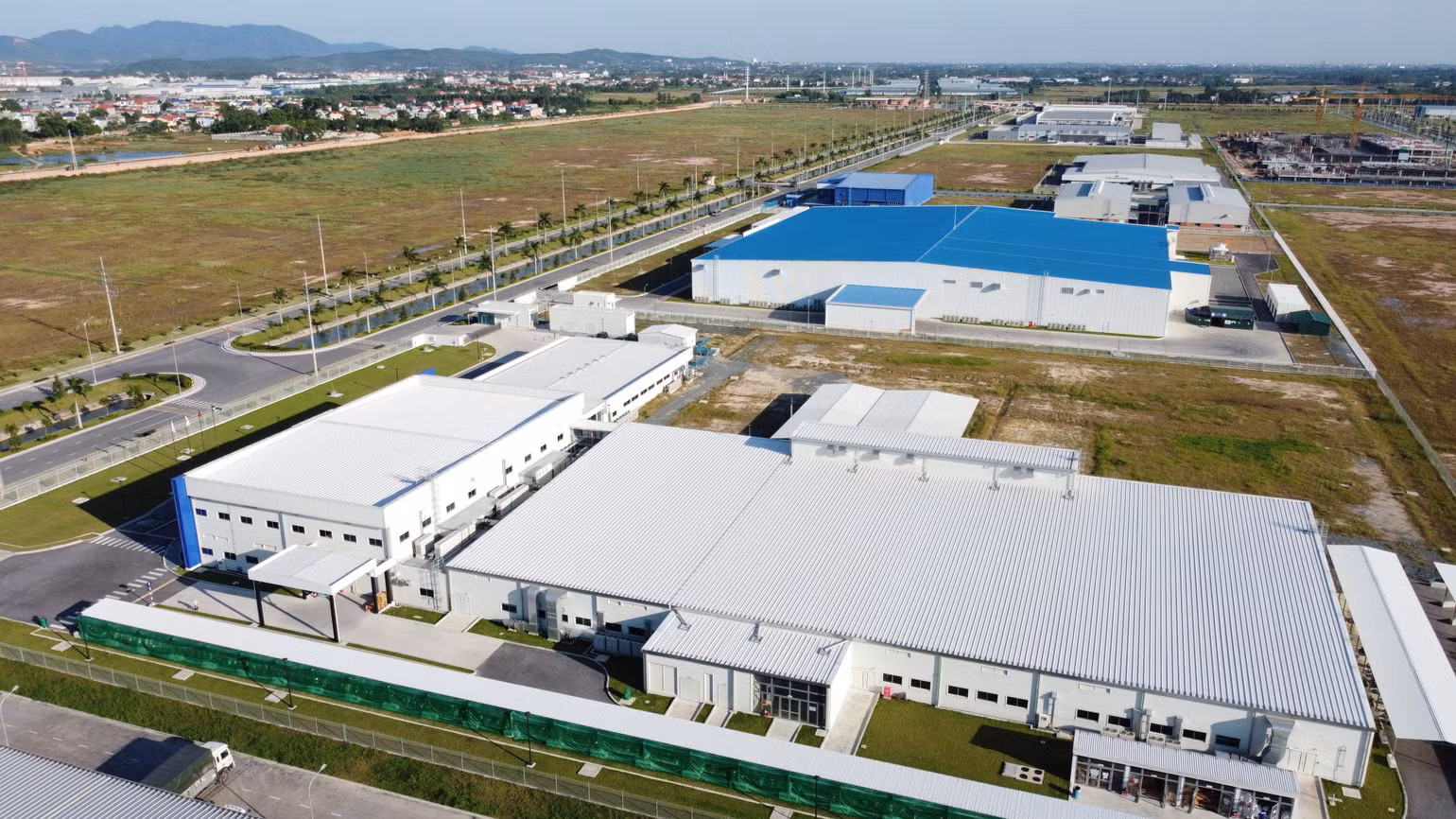 Một góc khu công nghiệp Thăng Long Vĩnh Phúc. Một góc khu công nghiệp Thăng Long Vĩnh Phúc.