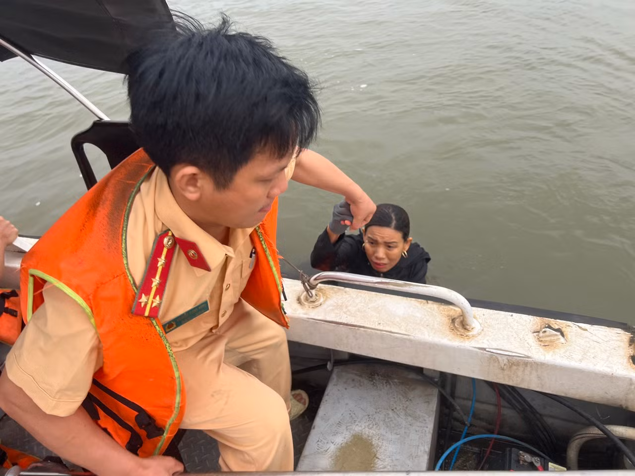 Đưa người bị nạn lên tàu tuần tra. (Ảnh: Cảnh sát giao thông cung cấp)