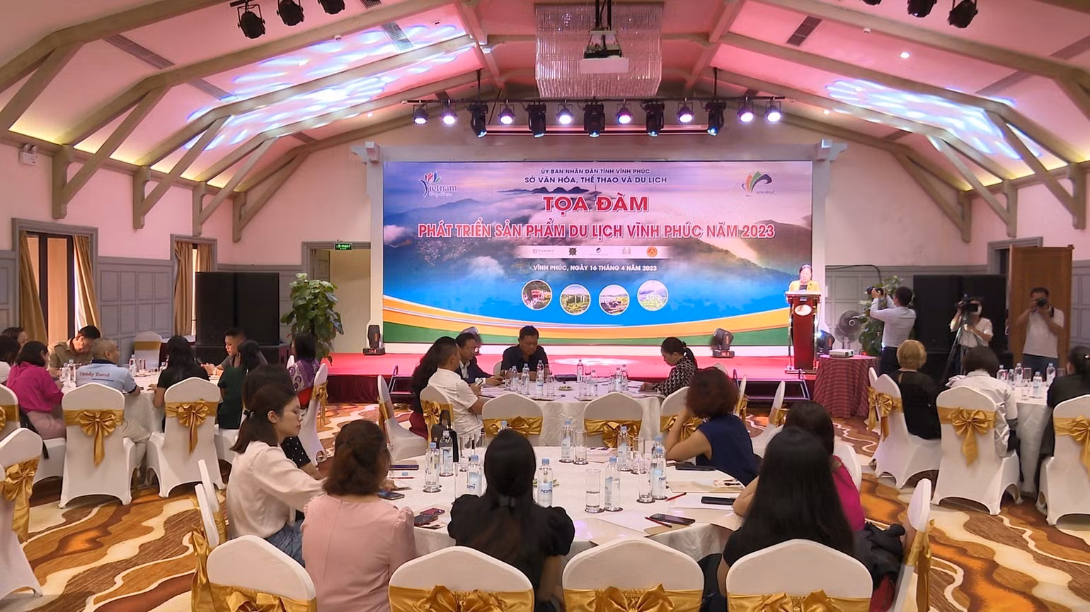 Tọa đàm về phát triển sản phẩm du lịch Vĩnh Phúc. Tọa đàm về phát triển sản phẩm du lịch Vĩnh Phúc.