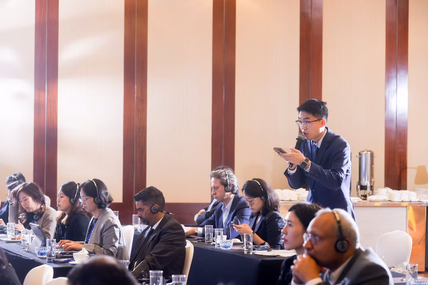 Đại diện quỹ đầu tư đặt câu hỏi tại hội nghị. Đại diện quỹ đầu tư đặt câu hỏi tại hội nghị.