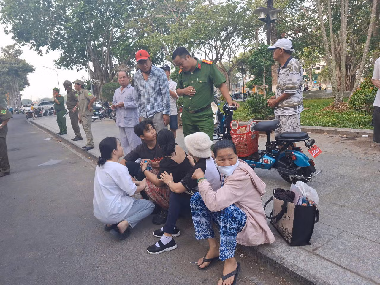Công an trao đổi với người nhà về vụ cháy.