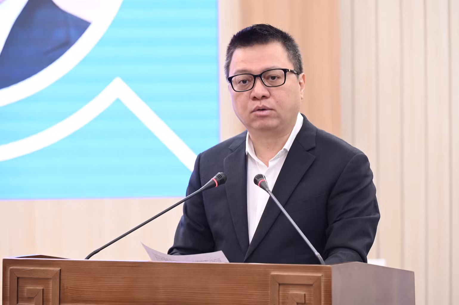 Đồng chí Lê Quốc Minh, Ủy viên Trung ương Đảng, Tổng Biên tập Báo Nhân Dân, Phó Trưởng Ban Tuyên giáo và Dân vận Trung ương, Chủ tịch Hội Nhà báo Việt Nam phát biểu khai mạc hội thảo. (Ảnh: BÙI GIANG)