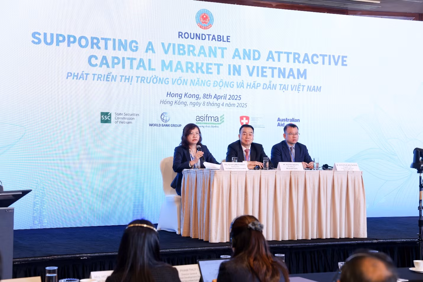 Chủ tịch Ủy ban Chứng khoán Nhà nước Vũ Thị Chân Phương (bên trái) trao đổi với các nhà đầu tư tại hội nghị. Chủ tịch Ủy ban Chứng khoán Nhà nước Vũ Thị Chân Phương (bên trái) trao đổi với các nhà đầu tư tại hội nghị.