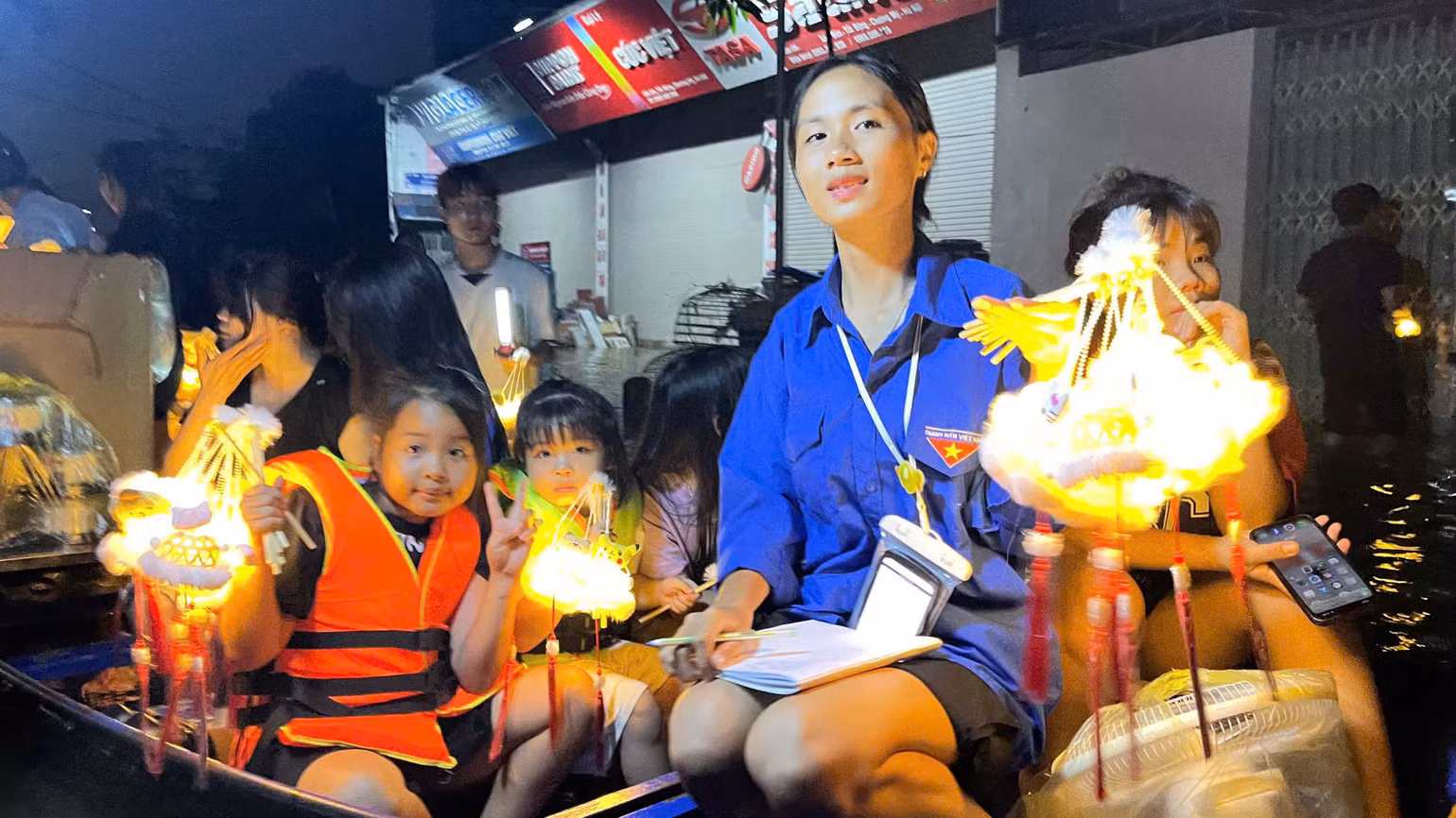 Những chiếc thuyền chở niềm vui vào thôn Đừn tối 16/9. Những chiếc thuyền chở niềm vui vào thôn Đừn tối 16/9.