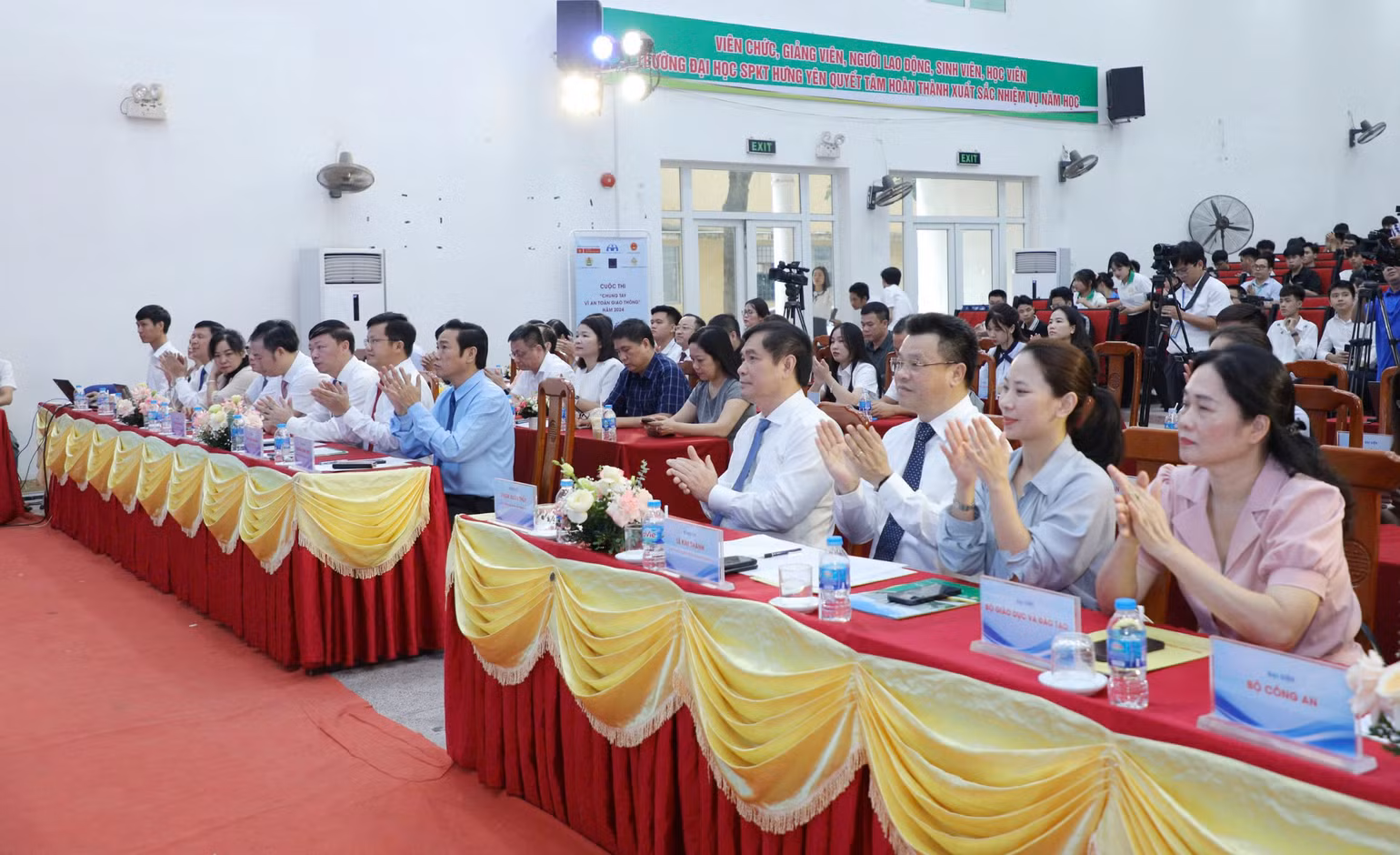 Các đại biểu tham dự lễ phát động.