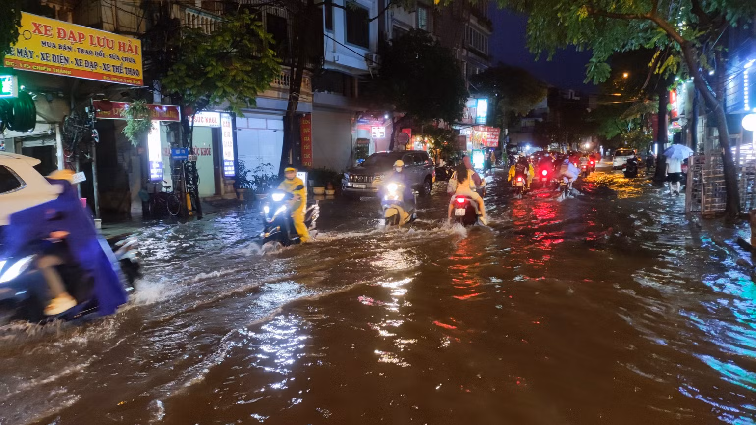 Điểm úng ngập xuất hiện tại đường Chiến Thắng (Hà Đông) sau cơn mưa chiều 30/5.