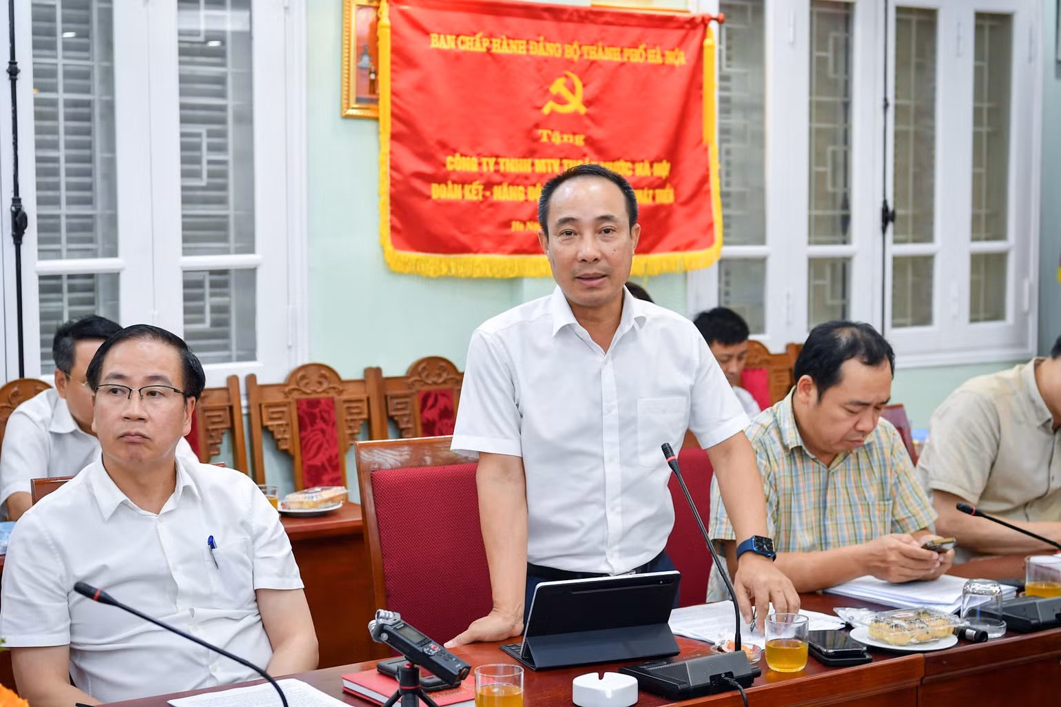 Phó Tổng Giám đốc Công ty TNHH MTV Thoát nước Hà Nội Trịnh Ngọc Sơn tại buổi thông tin.
