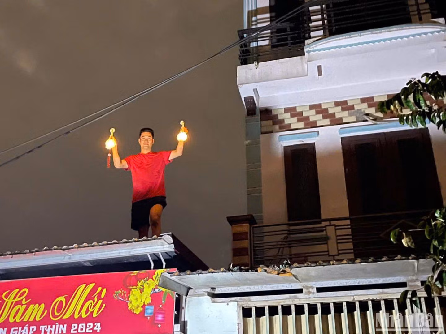 Người lớn cũng đón Trung thu trên... mái nhà. Người lớn cũng đón Trung thu trên... mái nhà.