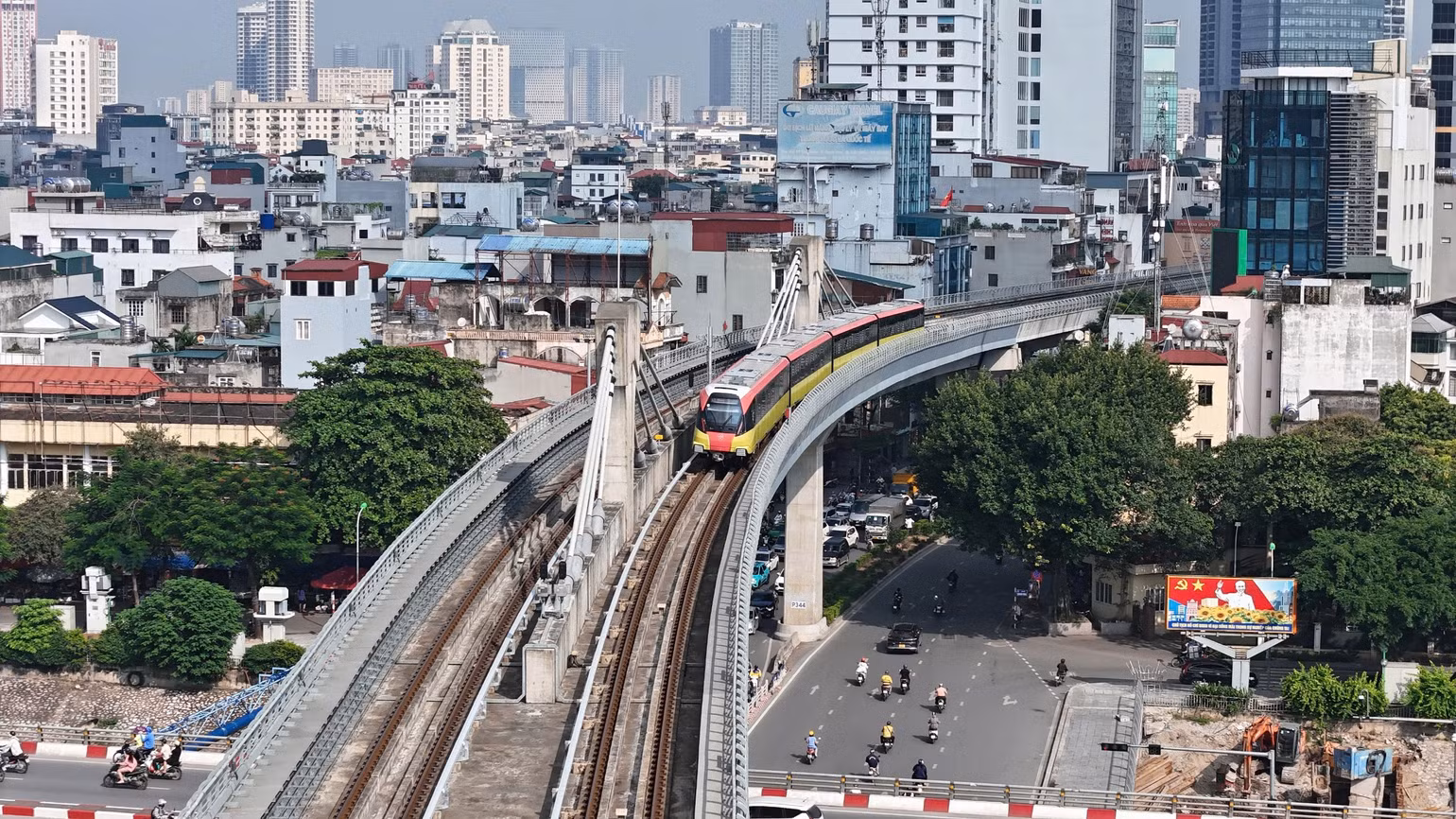 Sau rất nhiều năm chờ đợi, người dân Hà Nội đã có thể sử dụng tàu điện trên cao đoạn từ Nhổn tới Cầu Giấy. Sau rất nhiều năm chờ đợi, người dân Hà Nội đã có thể sử dụng tàu điện trên cao đoạn từ Nhổn tới Cầu Giấy.