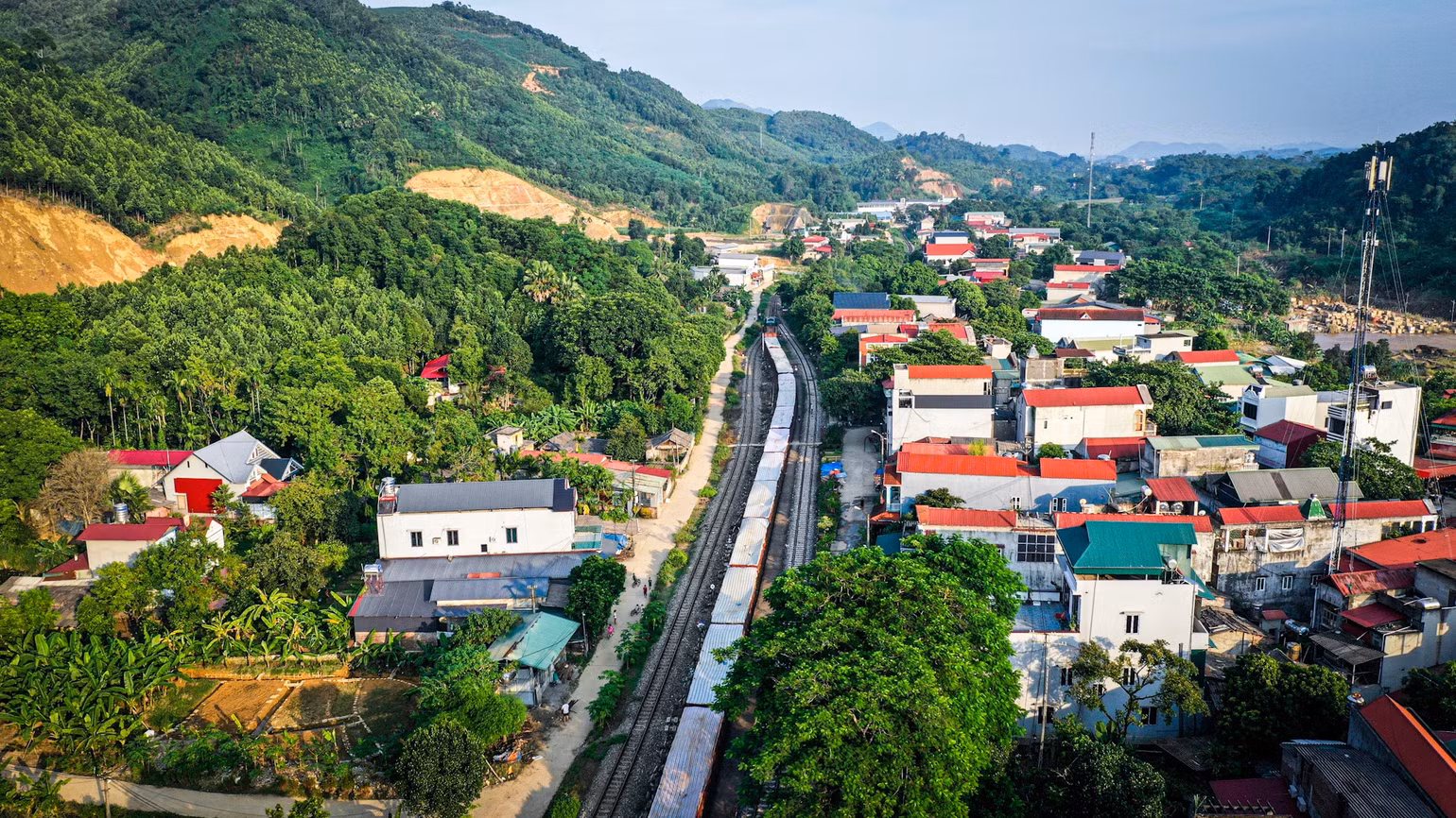 Chuyến tàu đầu tiên chạy trên tuyến từ Lào Cai về Hà Nội sau khi tuyến được thông. Chuyến tàu đầu tiên chạy trên tuyến từ Lào Cai về Hà Nội sau khi tuyến được thông.
