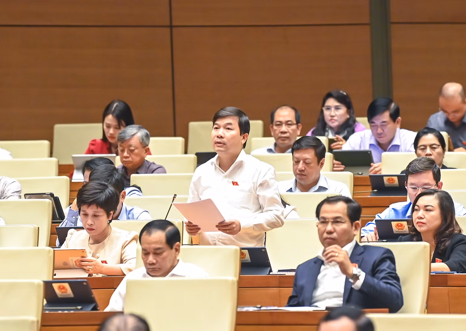 Đại biểu Hoàng Đức Chính cho rằng, việc đưa quy định phát triển điện hạt nhân vào dự thảo Luật Điện lực (sửa đổi) là bước tiến quan trọng trong định hướng phát triển năng lượng quốc gia. (Ảnh: DUY LINH)