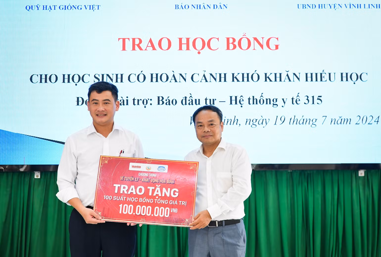 Trao tặng 100 suất học bổng trị giá 100 triệu đồng cho các học sinh có hoàn cảnh khó khăn hiếu học. Trao tặng 100 suất học bổng trị giá 100 triệu đồng cho các học sinh có hoàn cảnh khó khăn hiếu học.