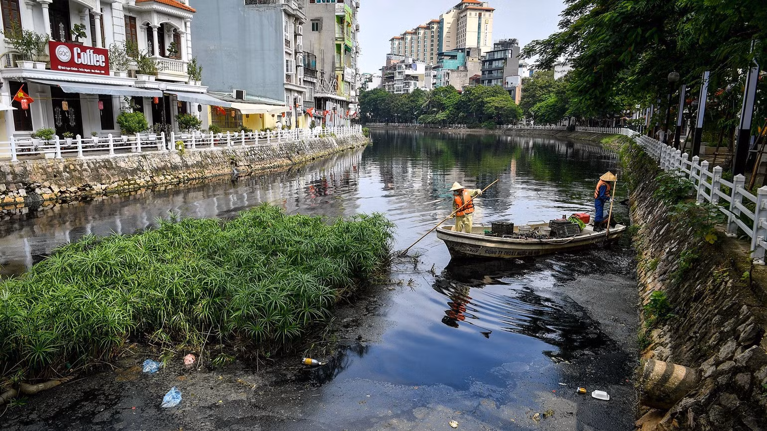 Một vấn đề đáng lo ngại khác là tình trạng gia tăng ô nhiễm nguồn nước do “sức ép” của quá trình phát triển kinh tế cũng như đô thị hóa tăng nhanh.