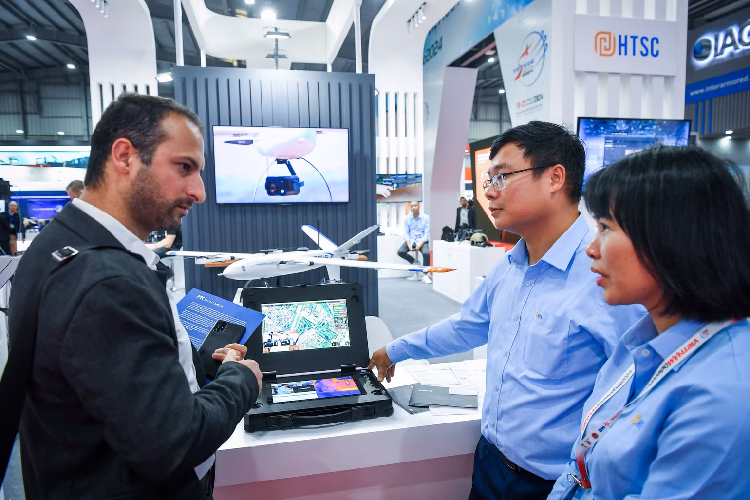 Khách tham quan tìm hiểu về hệ thống điều khiển của UAV HORUS. Khách tham quan tìm hiểu về hệ thống điều khiển của UAV HORUS.