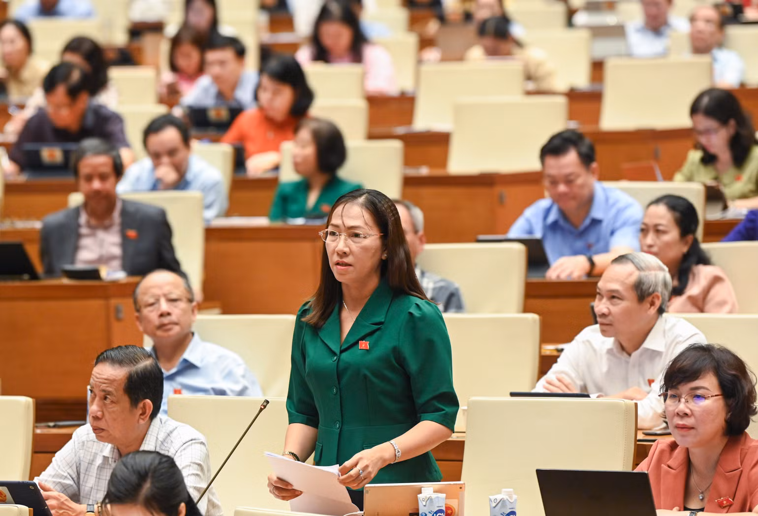 Đại biểu Nguyễn Thị Yến Nhi (Đoàn tỉnh Bến Tre) đề nghị cần nên xem xét, quy định lựa chọn có thể nghỉ tối đa 5 lần, mỗi lần không quá 2 ngày hoặc tăng số lần khám thai lên 9 - 10 lần trong thai kỳ để đảm bảo cho lao động nữ được theo dõi đầy đủ sức khỏe cho thai nhi phát triển tốt. (ẢNH: DUY LINH)