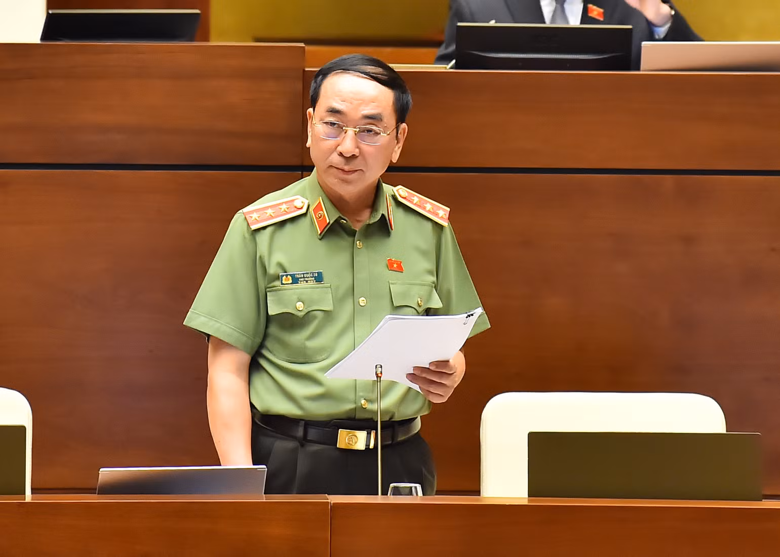 Thượng tướng Trần Quốc Tỏ, Thứ trưởng điều hành Bộ Công an đã báo cáo tiếp thu, giải trình về một số nội dung còn có ý kiến khác nhau có liên quan đến dự thảo Luật Quản lý, sử dụng vũ khí, vật liệu nổ và công cụ hỗ trợ (sửa đổi) tại phiên họp sáng 3/6. (Ảnh: THỦY NGUYÊN) Thượng tướng Trần Quốc Tỏ, Thứ trưởng điều hành Bộ Công an đã báo cáo tiếp thu, giải trình về một số nội dung còn có ý kiến khác nhau có liên quan đến dự thảo Luật Quản lý, sử dụng vũ khí, vật liệu nổ và công cụ hỗ trợ (sửa đổi) tại phiên họp sáng 3/6. (Ảnh: THỦY NGUYÊN)
