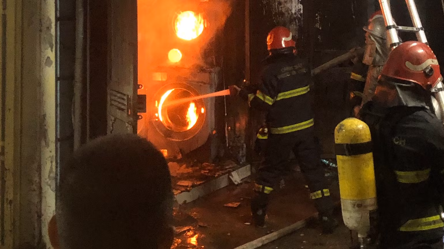 Cảnh sát Phòng cháy chữa cháy tiếp cận và chữa cháy tại hiện trường. Cảnh sát Phòng cháy chữa cháy tiếp cận và chữa cháy tại hiện trường.