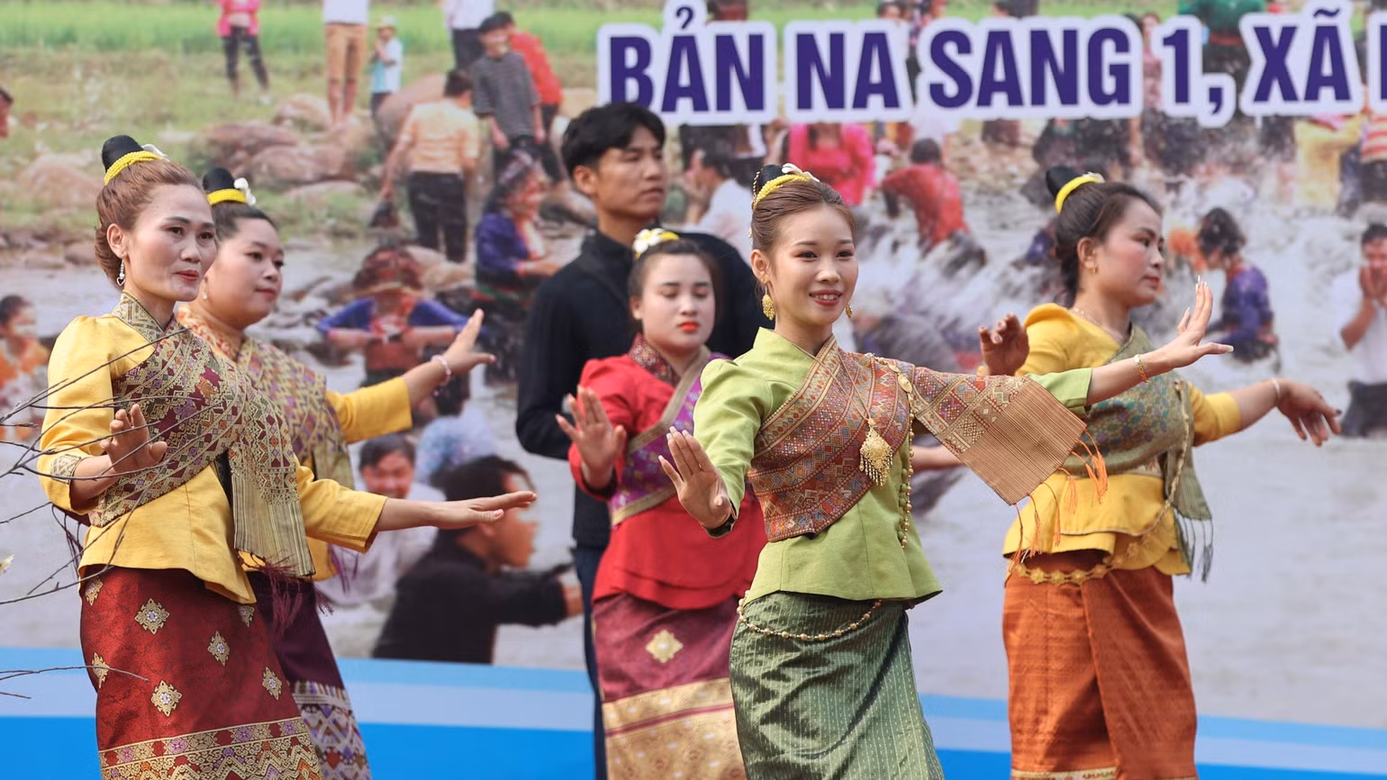 Lễ hội té nước của dân tộc Lào tại Điện Biên.