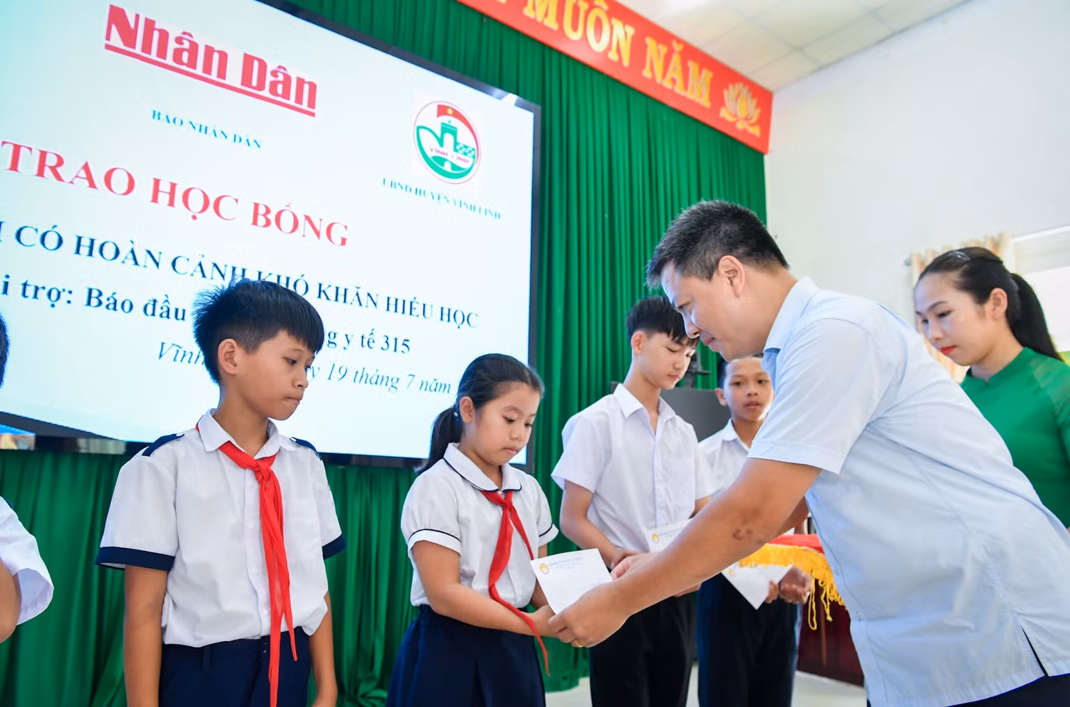 Trao học bổng cho các em học sinh. (Ảnh: THÀNH ĐẠT) Trao học bổng cho các em học sinh. (Ảnh: THÀNH ĐẠT)