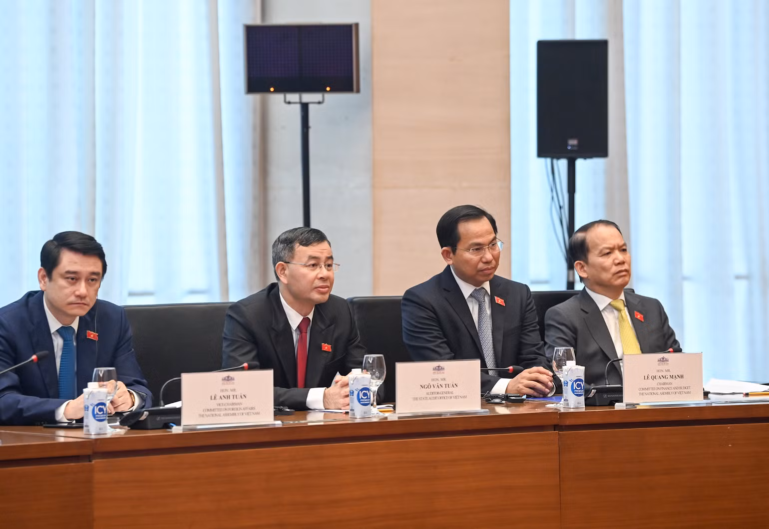 Chủ nhiệm Ủy ban Pháp luật Hoàng Thanh Tùng; Chủ nhiệm Ủy ban Tài chính, Ngân sách Lê Quang Mạnh; Tổng Kiểm toán Nhà nước Ngô Văn Tuấn và các đại biểu tham dự cuộc tiếp.