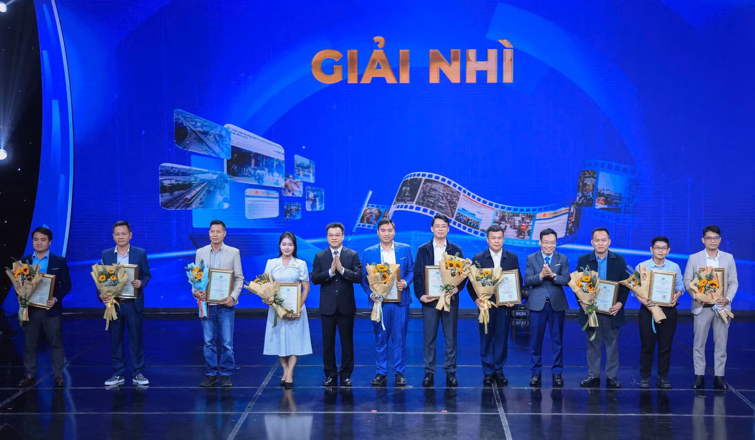 Trao giải cho các tác giả/nhóm tác giả đạt Giải Nhì.
