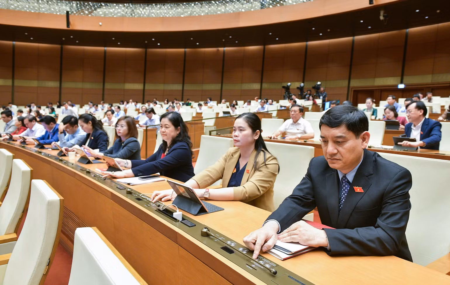 Các đại biểu biểu quyết thông qua Nghị quyết của Quốc hội về Tiếp tục nâng cao hiệu lực, hiệu quả việc thực hiện chính sách, pháp luật về quản lý thị trường bất động sản và phát triển nhà ở xã hội. Các đại biểu biểu quyết thông qua Nghị quyết của Quốc hội về Tiếp tục nâng cao hiệu lực, hiệu quả việc thực hiện chính sách, pháp luật về quản lý thị trường bất động sản và phát triển nhà ở xã hội.